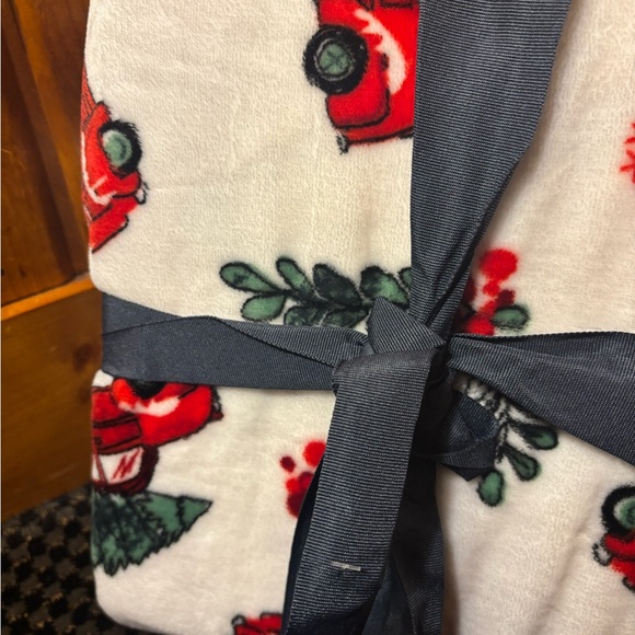 NWT Broyhill Blanket Velvet Plush Throw Christmas Tree Red Truck
50" X 60" - Picture 5 of 8